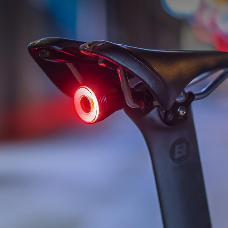 مصباح LED خلفي للدراجة مع مستشعر فرامل ذكي — مثالي للرحلات الحضرية والرياضية