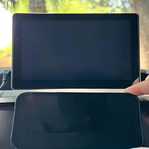 Multimedialny monitor samochodowy – Łatwa instalacja i wbudowana kamera 